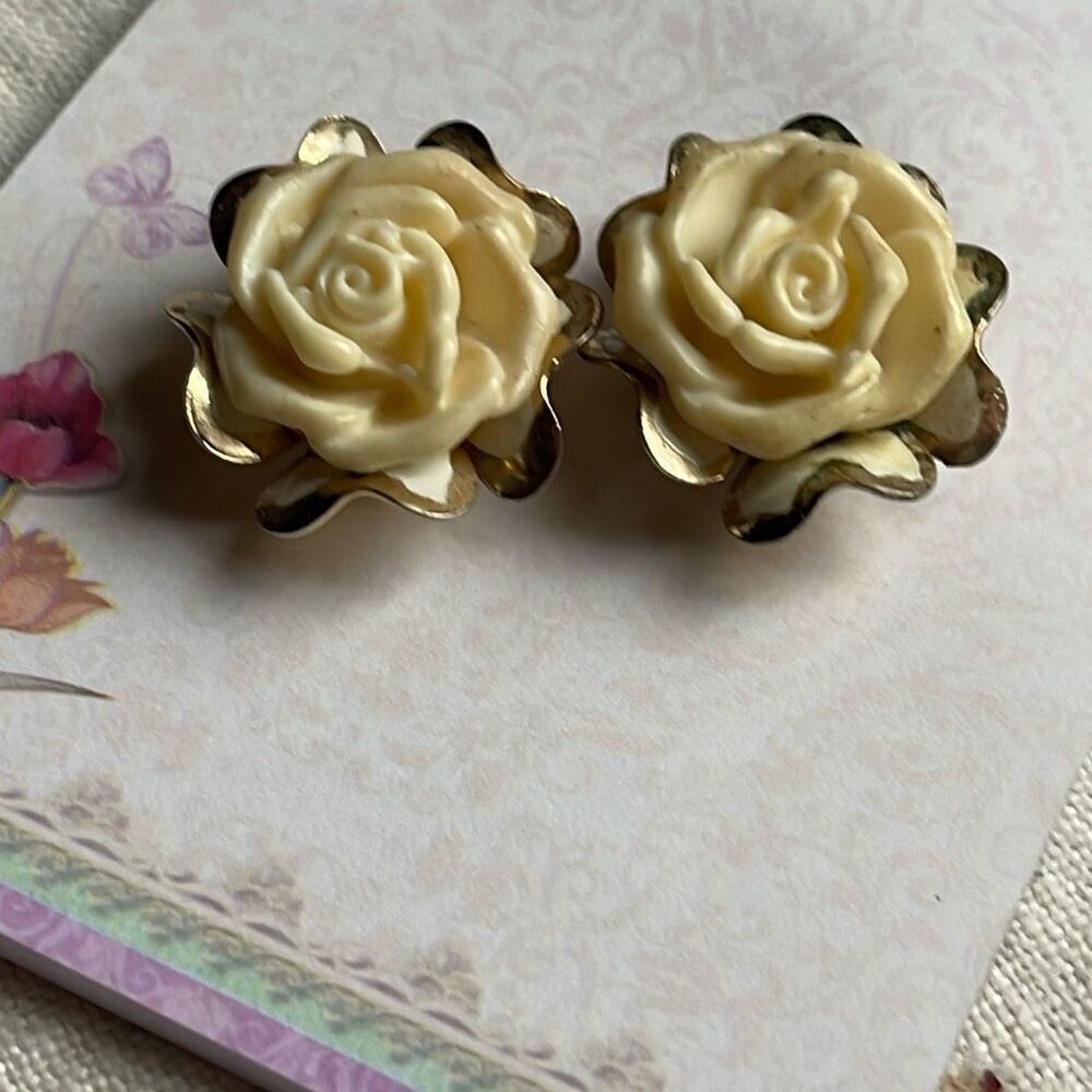 Vintage Coro Midcentury ivory colored rosebud clip earrings.